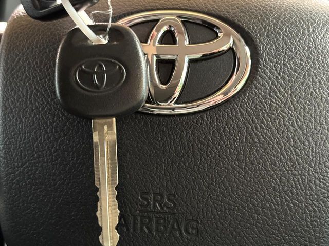 【キーレス】少し離れた場所からでもボタン一つでドアの開錠・施錠ができるのでとっても便利！ドアの鍵穴周りに傷をつけることもありません♪