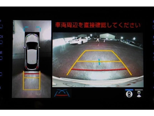 【パノラミックビューモニター】　後退時に車両の後ろ側を表示するだけでなく上から見たような映像で車庫入れなどバックする際に安心です。