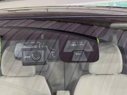 【エマージェンシーブレーキ】走行中に前方の車両等を認識し、衝突しそうな時は警報とブレーキで衝突回避と被害軽減をアシスト。より安全にドライブをお楽しみいただけます。