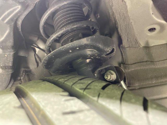 お車を安心してお乗りいただく為には、足回りの定期点検が欠かせません。サービスサポート（有償保証）では無料点検もご提供しており、安心のカーライフをお過ごしいただけるサポート体制が整っています。