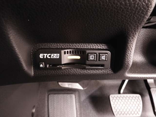 ◆ETC2.0装着◆進化したドライブ体験。料金収受システムだけだったETCが生まれ変わって、高速道路を賢く使うETC2.0に進化しました。多彩な情報サービスが便利で快適なドライブ体験を提供します。