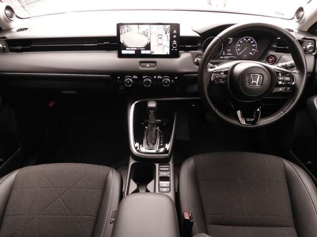 ◆視界広々で非常に運転しやすくロングドライブでも疲れを感じさせないすっきりとまとまったインパネ周りです。