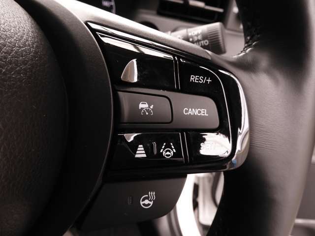 ◆アダプティブクルーズコントロール◆予め設定した車速内でクルマが自動的に加減速。前走車との適切な車間距離を維持しながら追従走行します。【LKAS】車線維持支援システムでステアリング操作を支援。