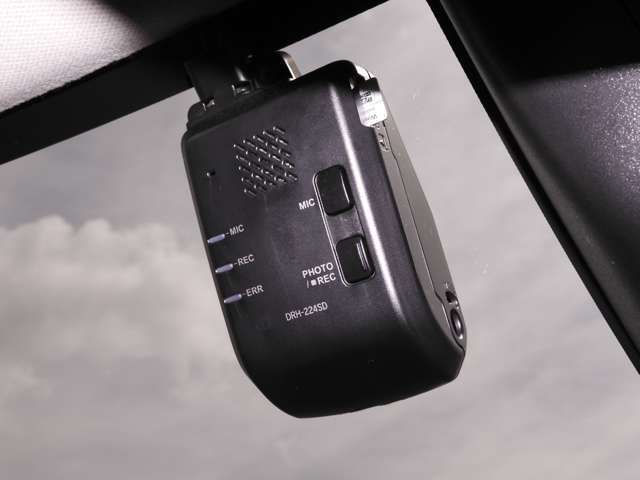 ◆ドライブレコーダー◆映像・音声などを記録する自動車用の装置です。　もしもの事故の際の記録はもちろん、旅行の際の思い出としてドライブの映像を楽しむことができます。