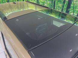 【ガラスルーフ】ガラスルーフ搭載で車内の解放感が一気にアップ！開放的なドライブをお楽しみいただけます。