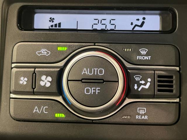 【オートエアコン】一度お好みの温度に設定すれば、車内の温度を検知し風量や温度を自動で調整。暑い…寒い…と何度もスイッチ操作をする必要はありません。快適な車内空間には必須の機能ですね♪