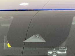 【インテリジェントエマージェンシーブレーキ】フロントカメラで前方の車両や歩行者を検知。衝突しそうな時は衝突被害軽減ブレーキが作動、衝突回避をサポート。より安全にドライブをお楽しみいただけます。