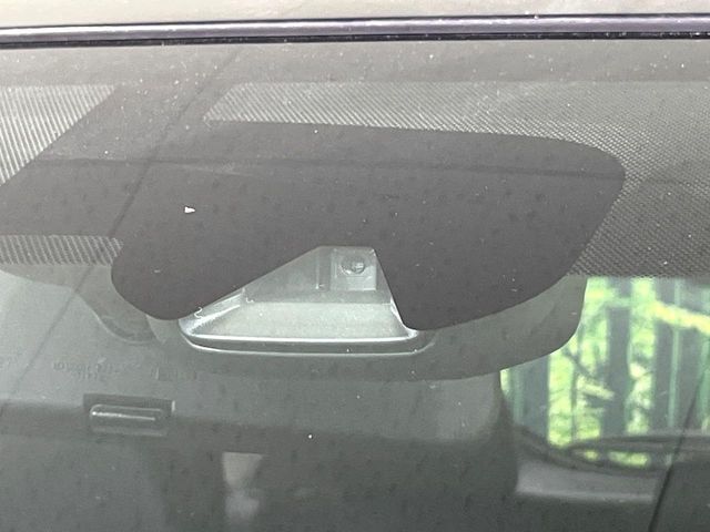 【エマージェンシーブレーキ】走行中に前方の車両等を認識し、衝突しそうな時は警報とブレーキで衝突回避と被害軽減をアシスト。より安全にドライブをお楽しみいただけます。