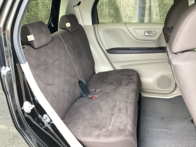 広々リアシートです。不要なときは収納しておけますよ。ラゲッジルームも広がります。