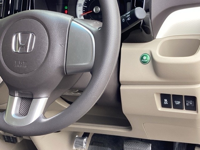 燃費を良くするECON、横滑りを防止するVSA等のスイッチは運転席の右側、手の届きやすい位置にあります。