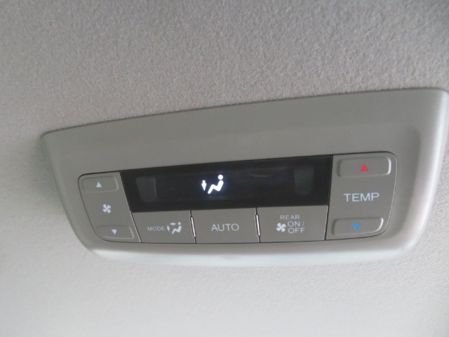 トリプルゾーンコントロールフルオートエアコンコンディショナー標準装備です。運転席助手席後部の3つのゾーンをそれぞれ温度設定できます。後部座席側でもエアコン調整ができ、快適に過ごすことができます。