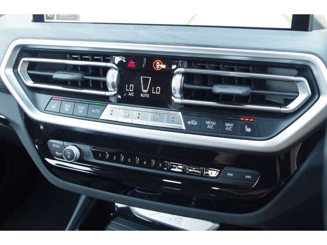 LIBERALAでは多種多様の車種をご用意させていただいております。お客様がご納得いくまで、そのお車の持つ特性を五感すべてで感じ取っていただける場をご提供します。