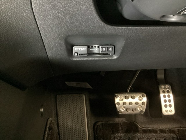 ハンドルの左下にETC2.0がついています。高速道路の料金所の通過も楽々です。　カードの取り出しもしやすい場所についています。
