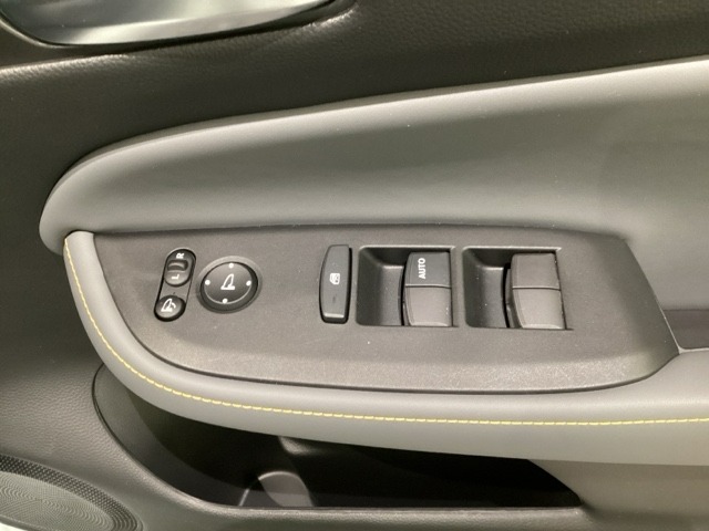 パワーウインドウは運転席でドア4枚とも上下の操作ができるようになっています。子供さんが勝手に操作できないようにロックすることも可能です。