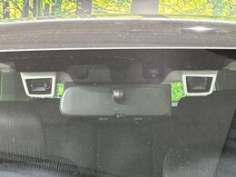 【アイサイト】前方の車両等を検知し、衝突しそうな時は警報で注意を促し、ブレーキを踏む力をサポート。ブレーキを踏めなかった場合は衝突被害軽減ブレーキが作動、衝突回避をサポートします。