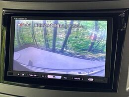 【バックカメラ】駐車時に後方がリアルタイム映像で確認できます。大型商業施設や立体駐車場での駐車時や、夜間のバック時に大活躍！運転スキルに関わらず、今や必須となった装備のひとつです！
