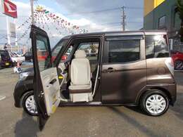 当店のスタッフが一台一台キレイに清掃を行い、納車しております。
