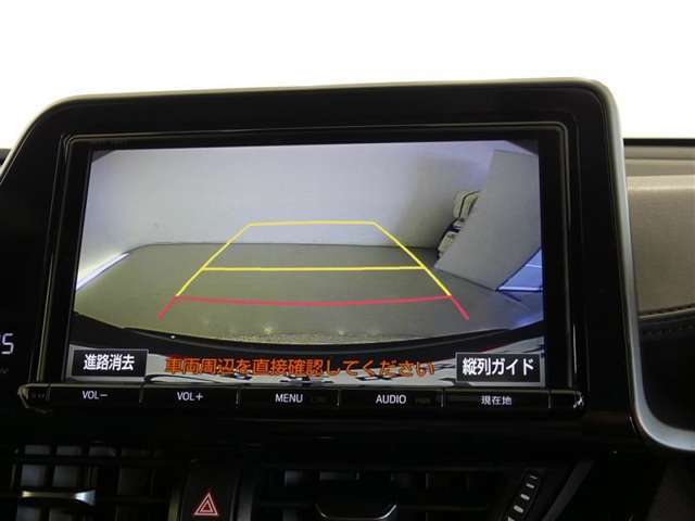 バックガイドモニター付き。車両後方の映像をナビ画面に表示し、駐車などの後退操作をサポートします。