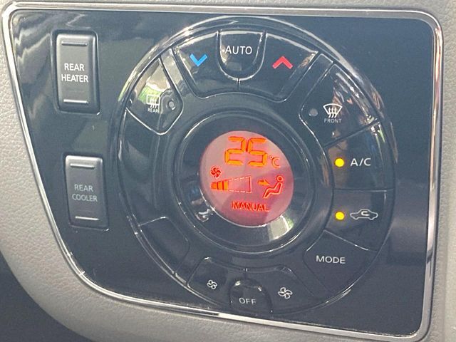 【オートエアコン】一度お好みの温度に設定すれば、車内の温度を検知し風量や温度を自動で調整。暑い…寒い…と何度もスイッチ操作をする必要はありません。快適な車内空間には必須の機能ですね♪