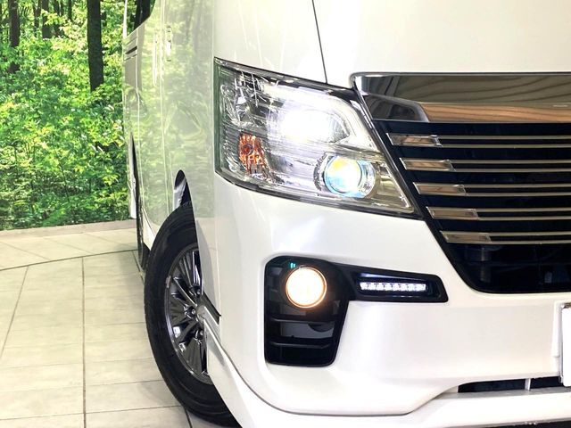【LEDヘッドライト】悪天候や夜間走行時も良好な視界を確保し安心して運転できる高輝度LEDヘッドライトを装備！点灯速度が早く、消費電力も抑えられています。