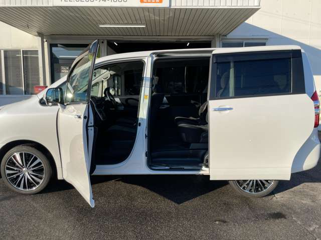 スライドドアにはイージークローザー付きなので力のないお子様でも半ドアの心配が有りません☆