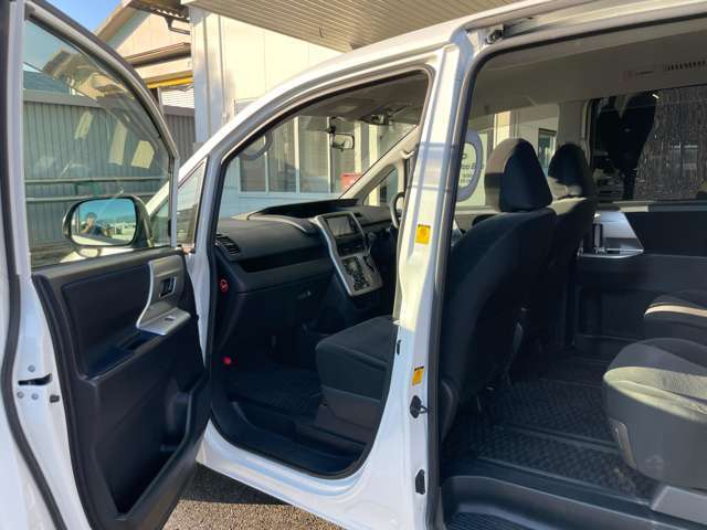 後部座席も前後スライド式で、ゆったりと乗ることができます☆