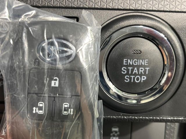 【キーフリーシステム】カバンやポケットに入れたままでもドアの施錠・解錠が可能なスマートキーを装備。エンジンのオン・オフ時もカギを取り出す必要が無いからとっても便利です♪