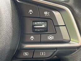 【全車速追従機能付クルーズコントロール】高速道路での長距離走行が楽に！！自動で速度を保つクルーズコントロールが、衝突軽減システムと連携し、前方の車両を感知して車間を保つように速度調節してくれます！！