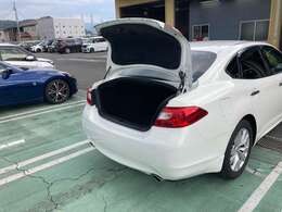 トランクリッドを上げた状態です