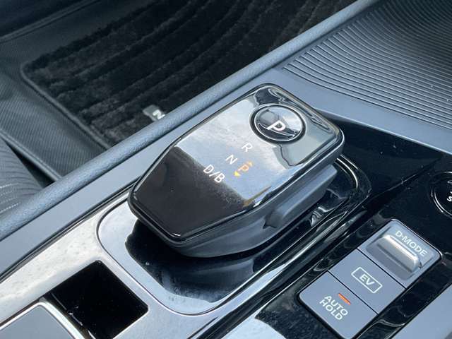 電制シフトは、手首を軽く動かすだけで操作できる、まったく新しい操作感です。