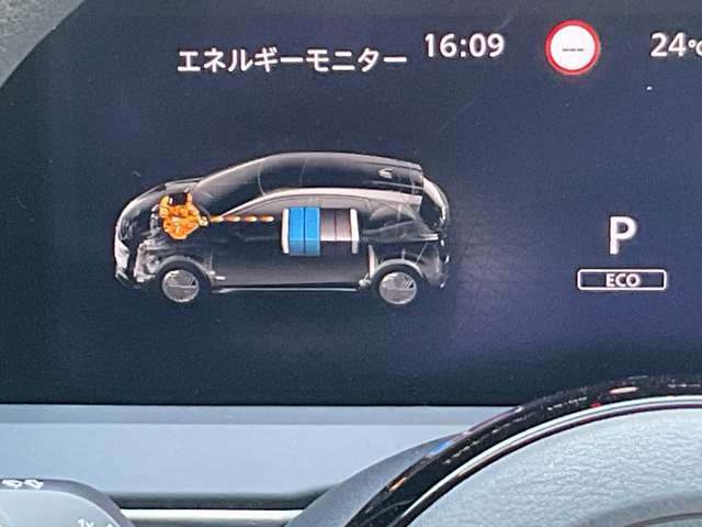 e-POWER専用メーターはモーター出力、エネルギーフロー表示、各種燃費表示機能、バッテリー残量、オド・ツイントリップメーター、デジタル時計、航続可能距離、サービスインターバルなどが表示されます。