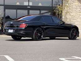 ツーリングスペック　ムードライティングスペック　セルフレベリングホイールバッジ　22インチ10スポークブラックホイール　フライングBマスコット（ブラック・イルミ）　パノラミックガラスルーフ