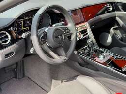 LEDウェルカムランプ　ダイヤモンドナーリング　3スポークシングルトーンステアリング　ディープパイルオーバーマット　バッテリーチャージャー　スタイリングスペック