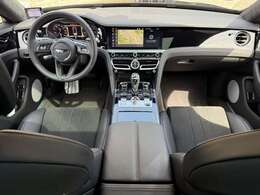 LEDウェルカムランプ　ダイヤモンドナーリング　3スポークシングルトーンステアリング　ディープパイルオーバーマット　バッテリーチャージャー　スタイリングスペック