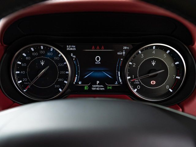 無駄を省いたシンプルなデザインのメーターパネル。