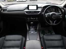 すっきりとしたアテンザワゴンらしいデザインのダッシュ回り！フロントビューの視認性もよく運転しやすいと思います★