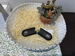 電子カードキーを携帯していれば、リクエストスイッチを押すだけでドアの施錠と解除が行えます。しかも盗難防止に役立つイモビライザー機能付きです。