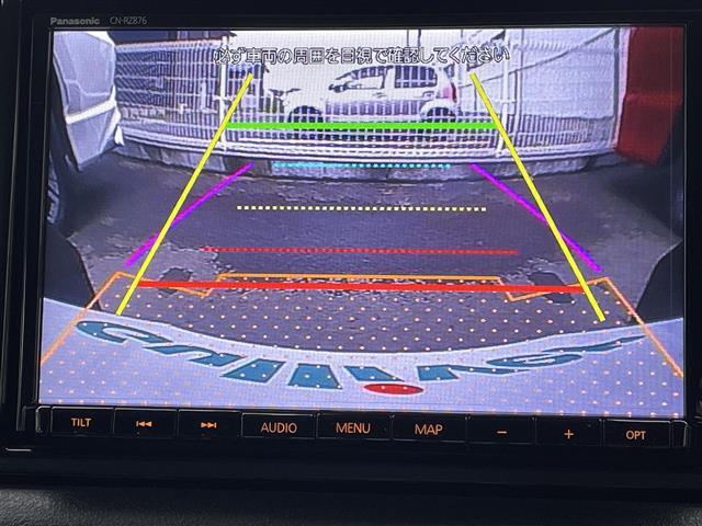 【バックモニター】後ろのカメラの映像がモニターに映し出されるので、後方の見えない死角や、障害物との距離感などもしっかり安全確認することができます！