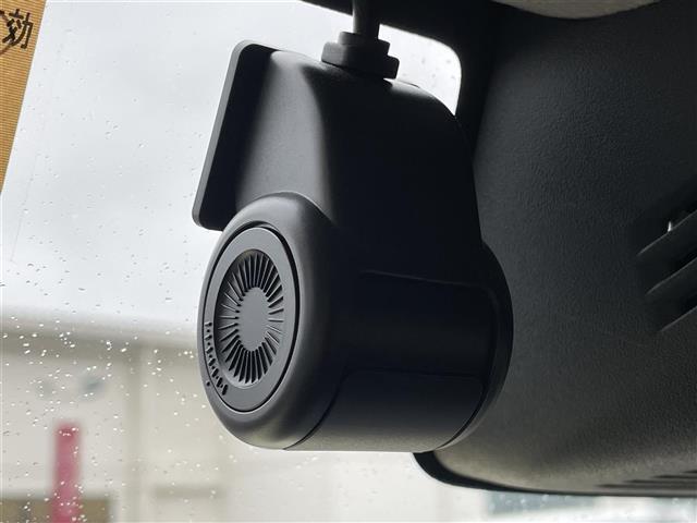 【ドライブレコーダー】映像・音声などの運転中の記録を残します。事故などを起こした起こされた時の証拠になりえますので、もしも時でも安心ですね。