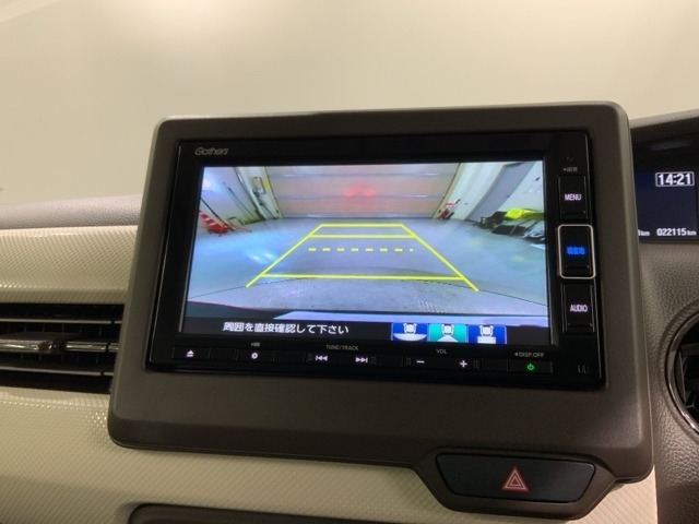 リバースギアに入れるだけで後方の表示へ切り替わります。夜間や雨の日の駐車も楽になりますよ。
