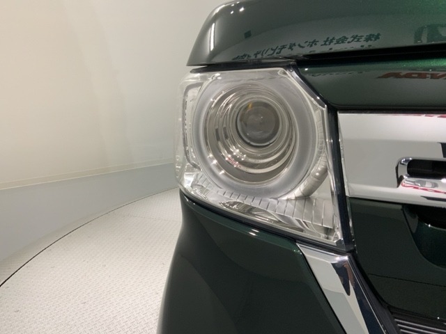 LEDヘッドライトは、点灯の瞬間から最大光量を発揮し、突然暗くなるトンネルなどでの安定感を高めます。