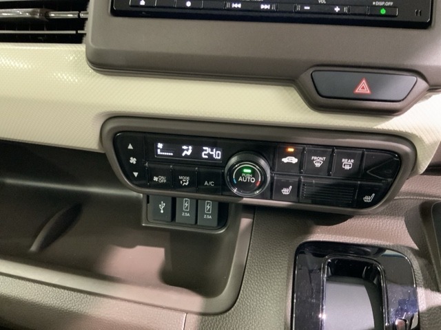 フロント両席にはシートヒーターが付いています！寒い日に便利な装備ですね。