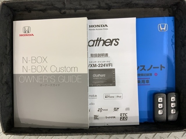 スマートキーは鍵をバッグに入れたままでもドアロックの開閉やエンジンのON・OFFができます。夜間や雨の日も鍵を探さなくて良いので便利です。