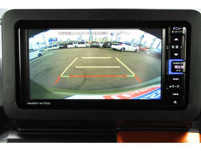 バックモニター、後方の視界もナビ画面で確認でき、安心して駐車することができます。
