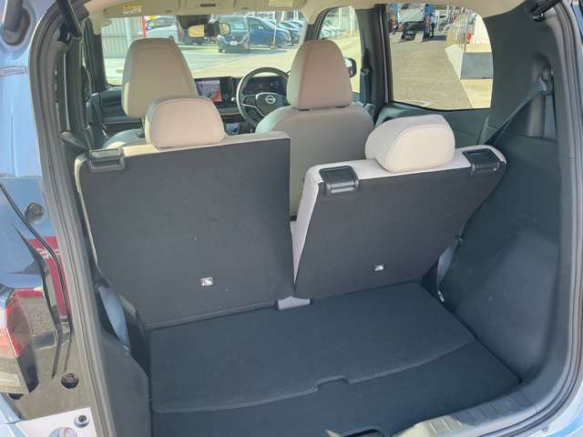 リヤシートを全て倒せばとても広く荷物が積めますよ。