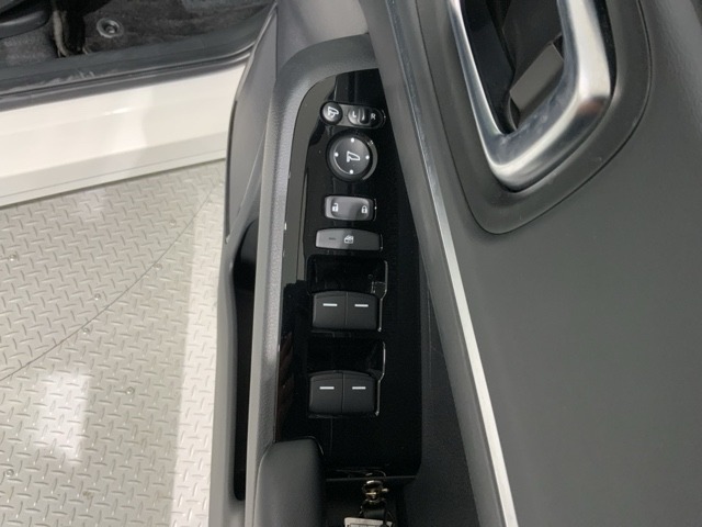 狭い駐車場で便利な電動格納ドアミラーが付いています。