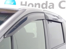 車内の空気の入れ替えだけでなく、雨天時の雨の入り込みや紫外線防止にも役立つドアバイザー装着済みです。