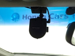 万が一の事故はもちろん快適で安全なドライブの必需品のドライブレコーダーが付いています。社外品のため保証対象外になります。