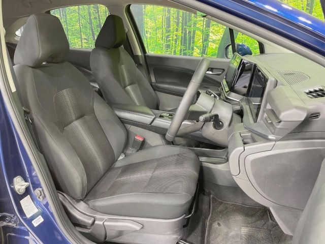 運転席まわりには十分なスペースがあり、大柄な方でもゆったり運転していただける環境です。