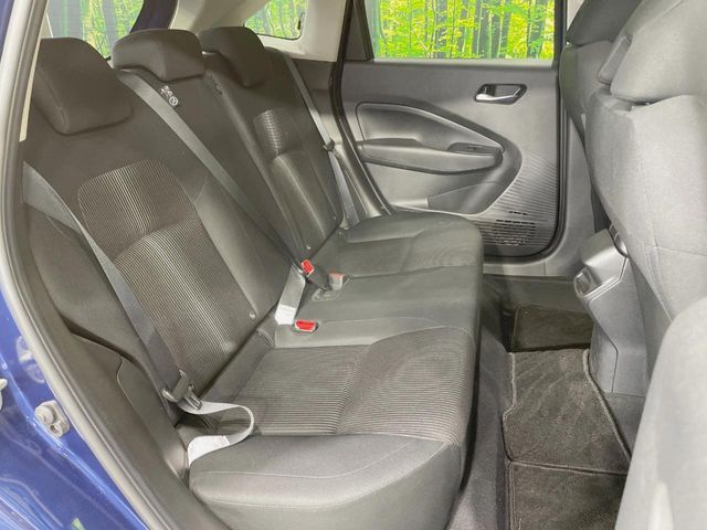広々とした2列目シートは居住性が高く、居心地も快適！友達や家族とのお出かけにぴったりです。ベビーシートやチャイルドシート使用時も快適にお過ごしいただける十分な空間を確保しています。